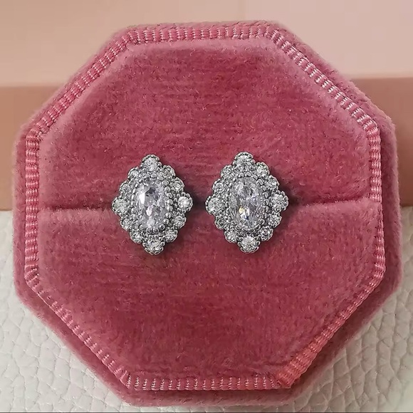 Jewelry - Beautiful bling studs